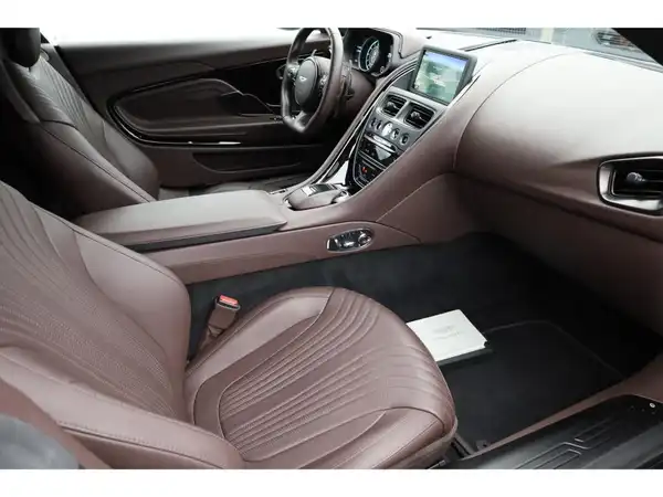 ASTON MARTIN DB11 (17/22)