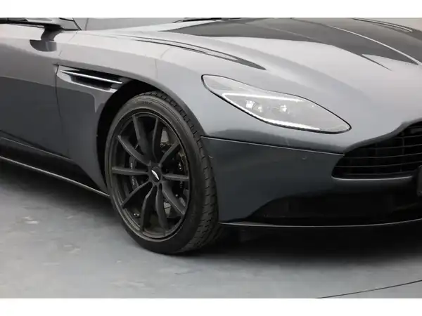 ASTON MARTIN DB11 (9/22)