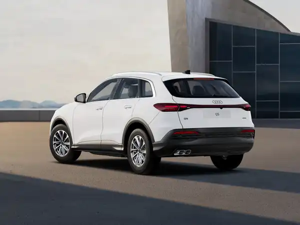 Audi Q5 SUV e-hybrid (2/3)
