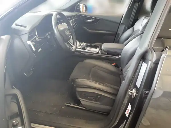 AUDI Q8 (6/10)