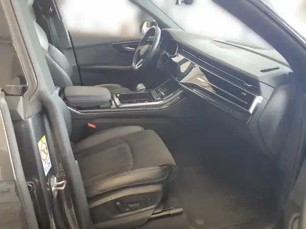 AUDI Q8 (8/10)