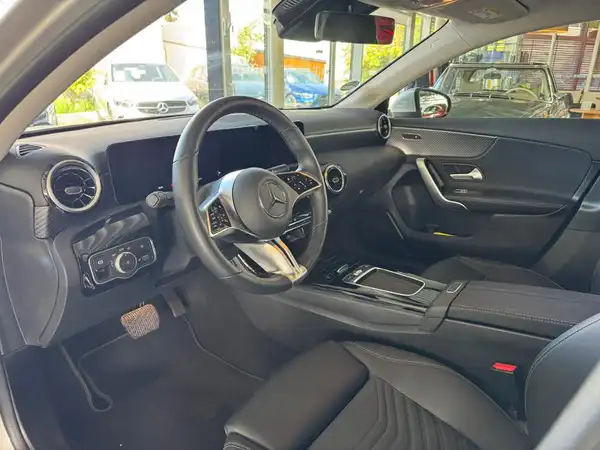 MERCEDES-BENZ A 180 (8/18)