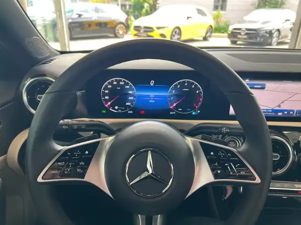MERCEDES-BENZ A 180 (15/25)
