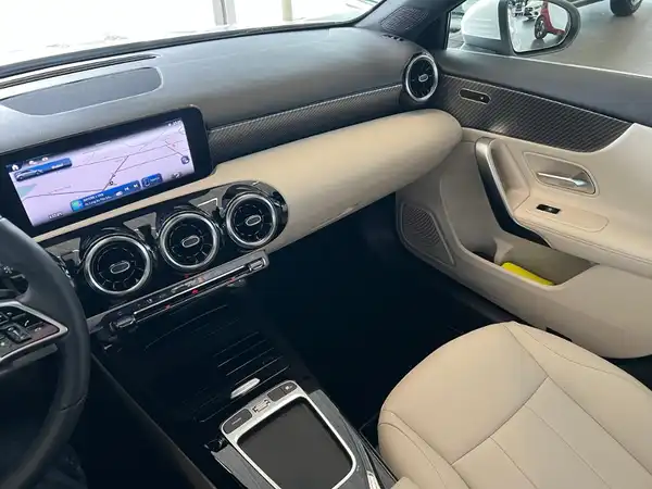 MERCEDES-BENZ A 180 (20/25)