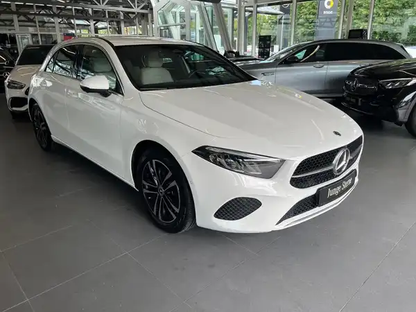 MERCEDES-BENZ A 180 (4/25)