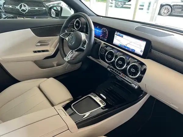 MERCEDES-BENZ A 180 (9/25)