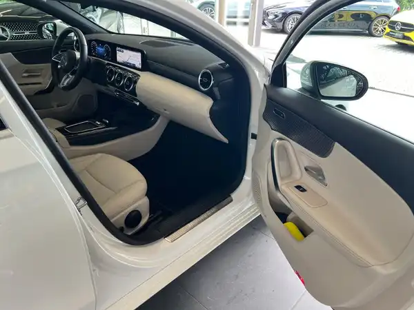 MERCEDES-BENZ A 180 (10/25)