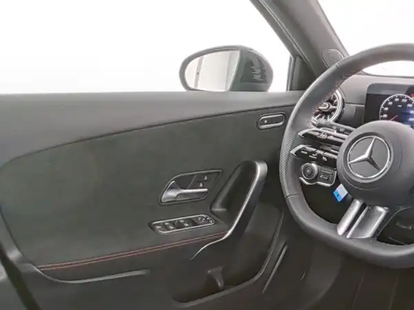 MERCEDES-BENZ A 180 (10/10)
