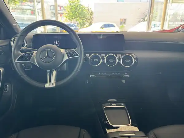MERCEDES-BENZ A 180 (12/21)