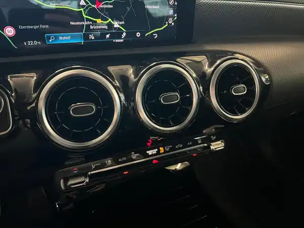 MERCEDES-BENZ A 250 e (21/26)