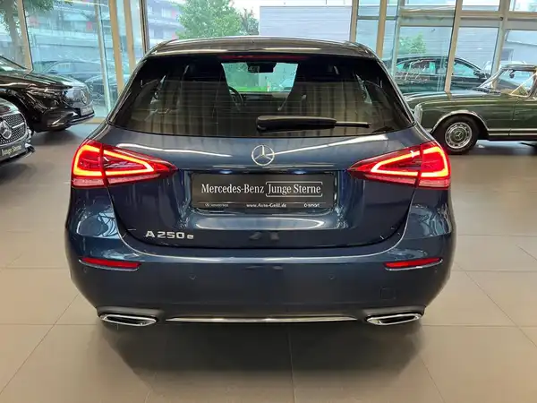 MERCEDES-BENZ A 250 e (7/26)