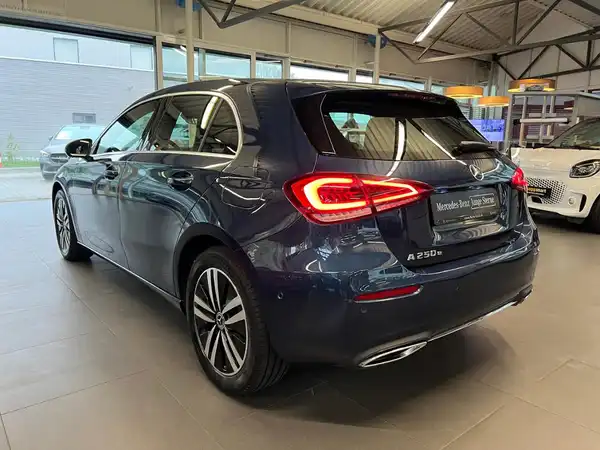 MERCEDES-BENZ A 250 e (8/26)