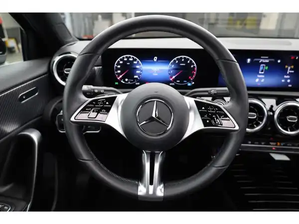 MERCEDES-BENZ A 180 (14/25)