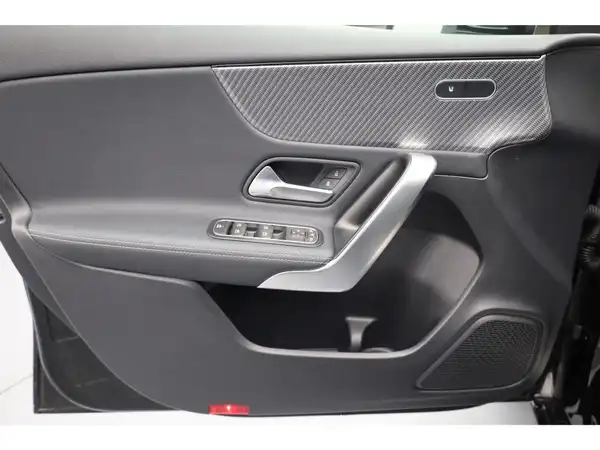MERCEDES-BENZ A 180 (9/25)