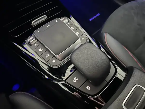 MERCEDES-BENZ AMG A 35 (21/28)