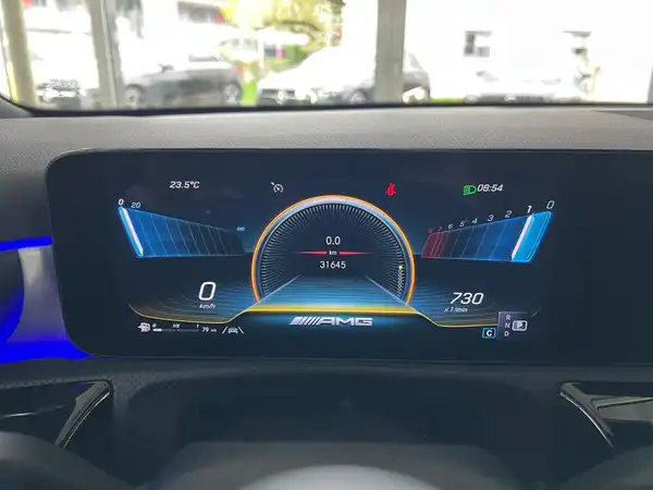 MERCEDES-BENZ AMG A 35 (26/28)
