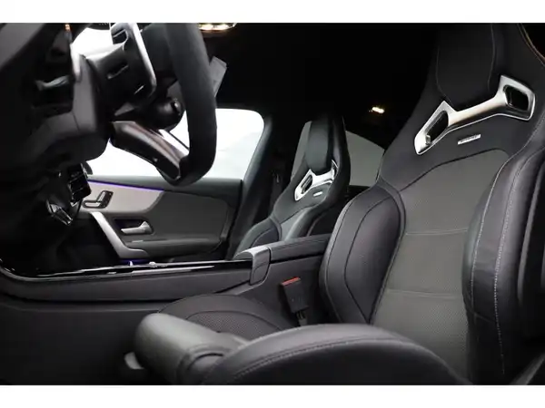 MERCEDES-BENZ CLA (24/26)
