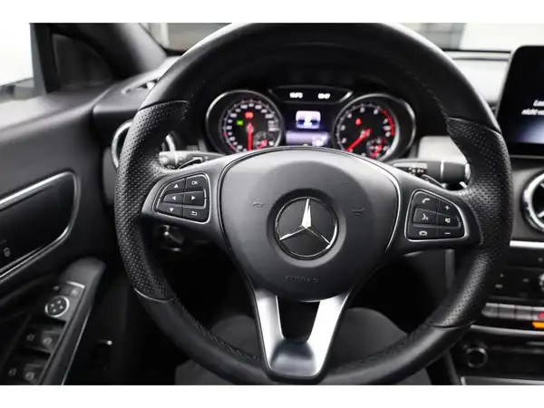 MERCEDES-BENZ CLA 180 (11/22)