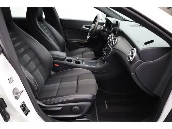 MERCEDES-BENZ CLA 180 (15/22)