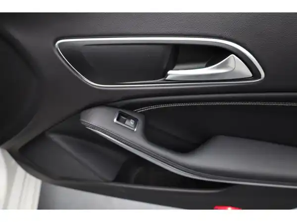 MERCEDES-BENZ CLA 180 (16/22)