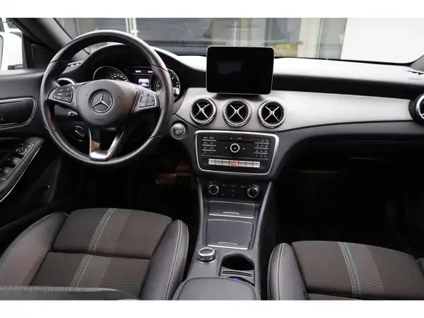 MERCEDES-BENZ CLA 180 (18/22)