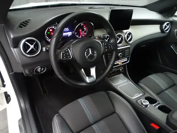 MERCEDES-BENZ CLA 180 (9/22)
