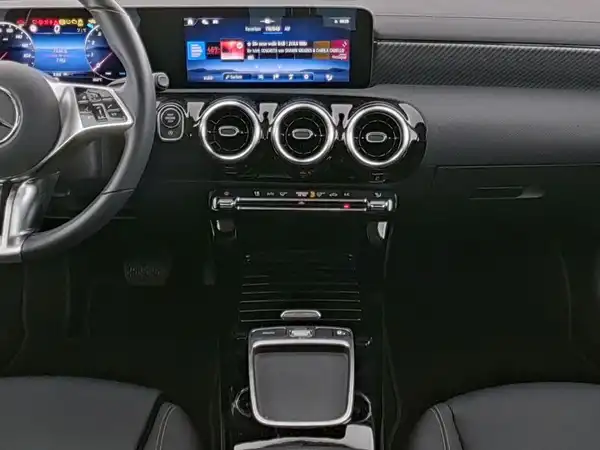 MERCEDES-BENZ CLA 180 (6/10)