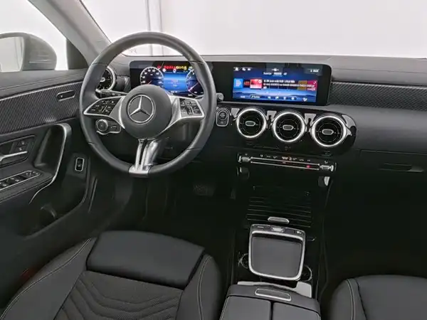 MERCEDES-BENZ CLA 180 (7/10)