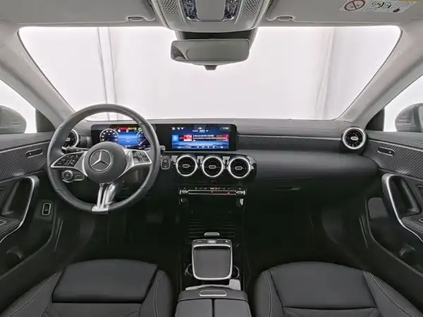 MERCEDES-BENZ CLA 180 (8/10)