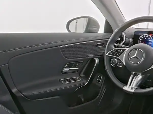 MERCEDES-BENZ CLA 180 (9/10)