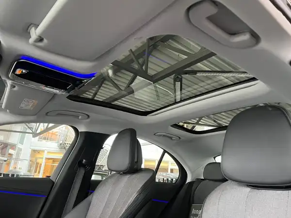 MERCEDES-BENZ E 200 (17/26)