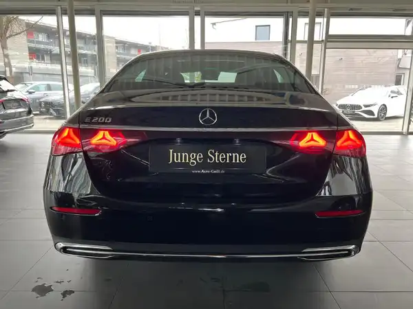 MERCEDES-BENZ E 200 (6/26)