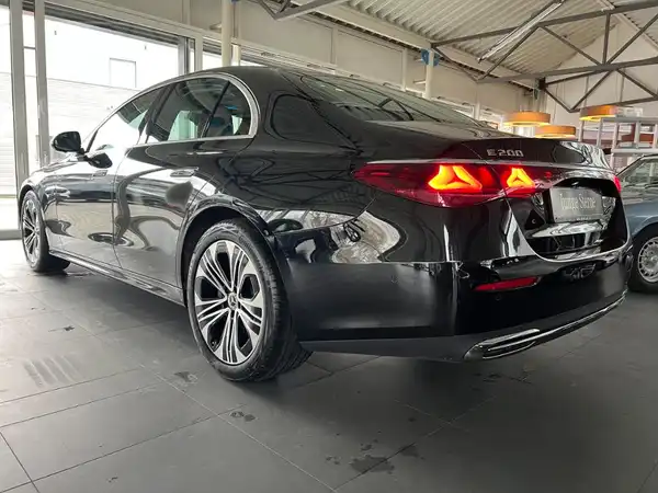 MERCEDES-BENZ E 200 (7/26)