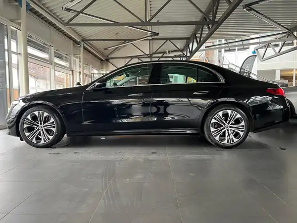 MERCEDES-BENZ E 200 (8/26)