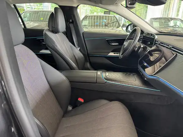 MERCEDES-BENZ E 220 (15/18)