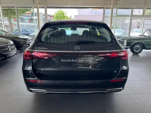 MERCEDES-BENZ E 220 (4/18)