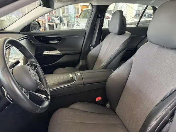 MERCEDES-BENZ E 220 (8/18)