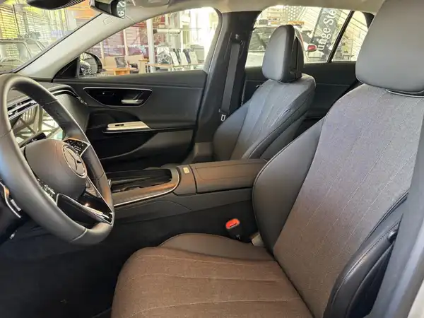 MERCEDES-BENZ E 220 (8/21)