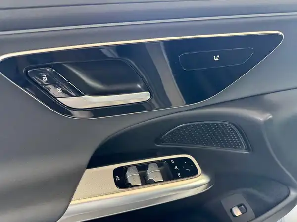 MERCEDES-BENZ E 220 (10/21)