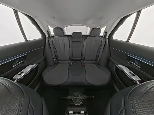 MERCEDES-BENZ E 220 (9/10)