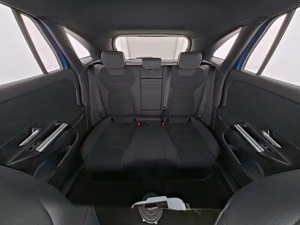MERCEDES-BENZ EQA (9/10)