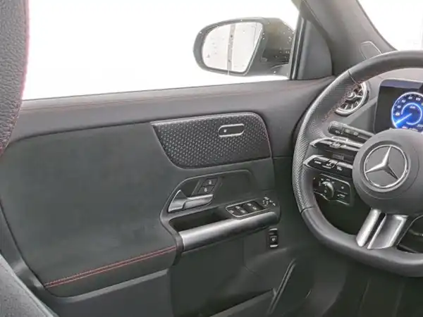 MERCEDES-BENZ EQA (10/10)