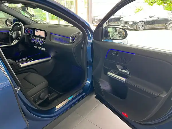 MERCEDES-BENZ EQA (11/25)