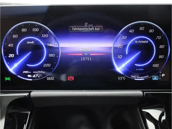 MERCEDES-BENZ EQA (17/27)