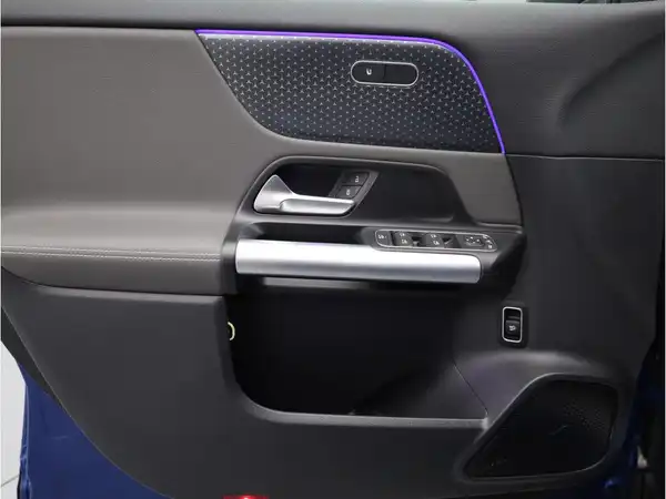 MERCEDES-BENZ EQA (10/27)