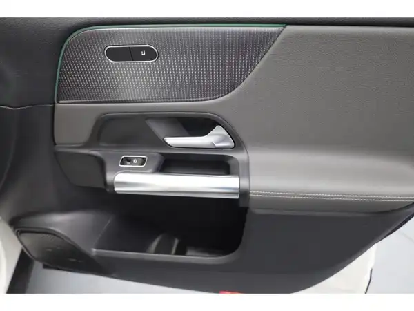 MERCEDES-BENZ EQA (16/25)
