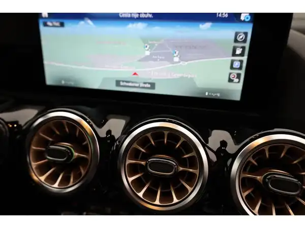 MERCEDES-BENZ EQA (18/25)