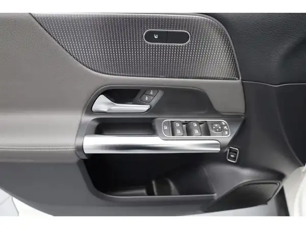 MERCEDES-BENZ EQA (9/25)