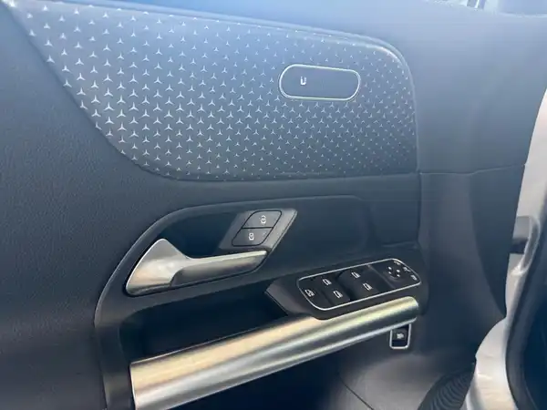 MERCEDES-BENZ EQA (8/19)