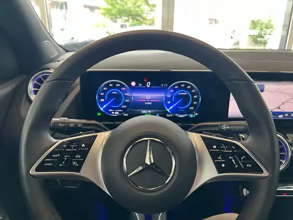 MERCEDES-BENZ EQA (20/25)